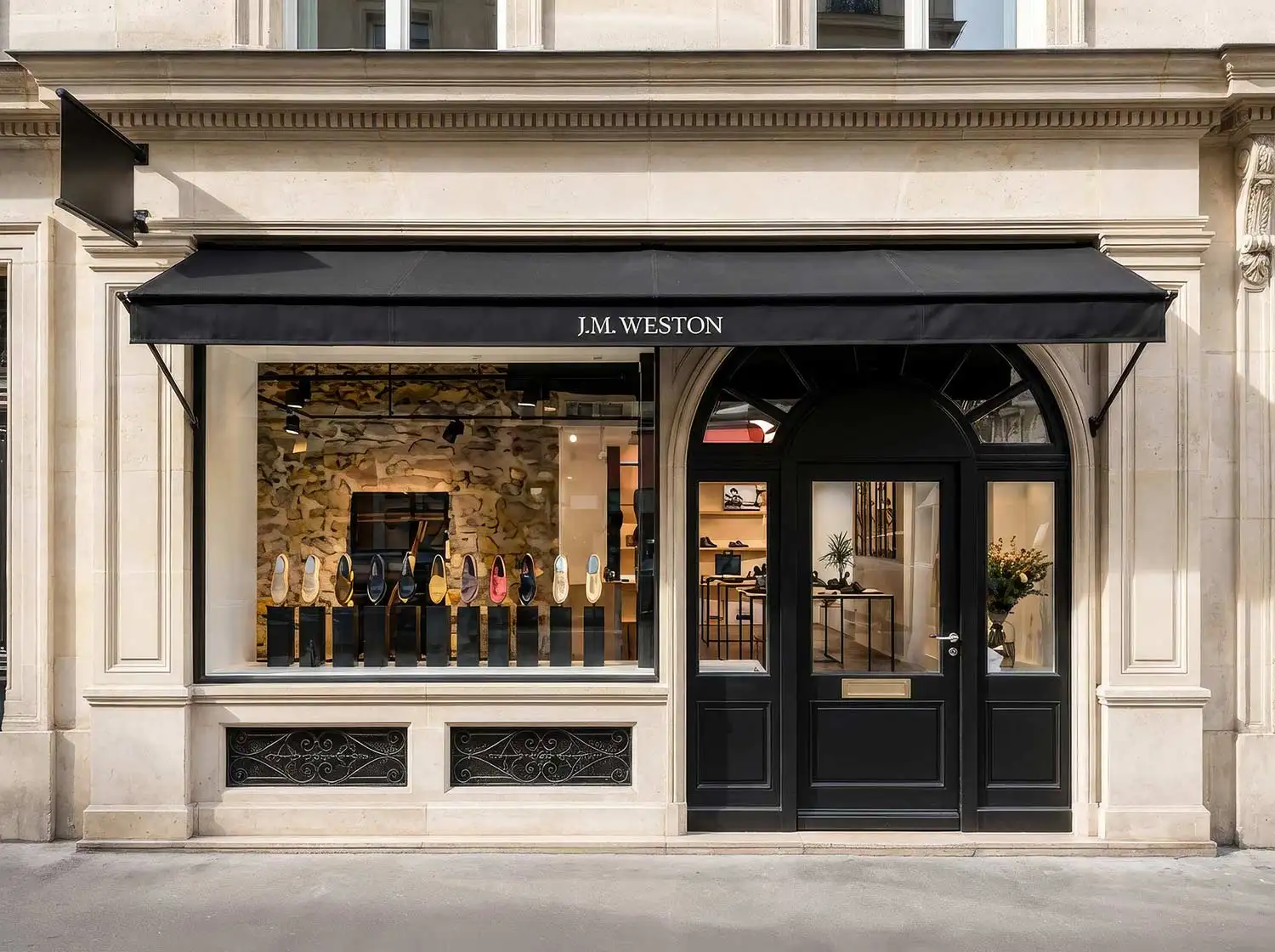 Commerce en pied d’immeuble haussmannien à Paris avec vitrine premium